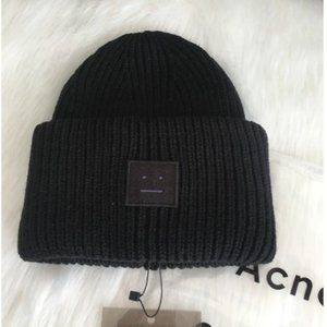 Acne  woman‘s hats